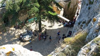 Vue plongeante sur une partie de l’esplanade bondée.