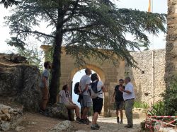 Devant le fronton de la chapelle…