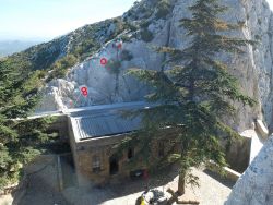 Vue d’ensemble sur les trous déjà faits, sur la falaise côté est  