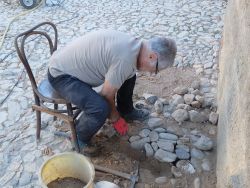 Charly effectue des retouches de calade devant le refuge