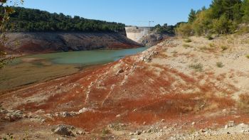 Les restanques, un ancien chemin et la voûte du barrage au fond