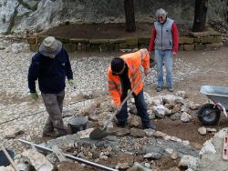 Jean-Jacques et Jean-Paul maçonnent l’arrondi de la contremarche, Éric et Sauveur apportent des pierres 