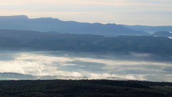 Des écharpes de brumes persistent dans la vallée de l’arc