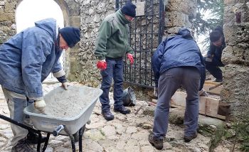 L’équipe a du mérite de travailler dans les courants d’air glacés !