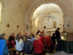  Yves dans la chapelle avec des cafistes, Jean-Jacques installant la crèche