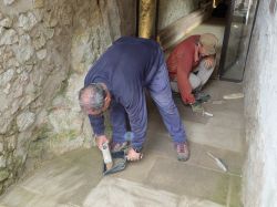 Yves Richard et Pierre Guilhaumon grattent la terre incrustée