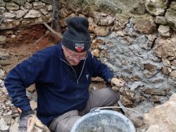 Rejointoiement du soubassement du refuge en cours