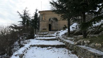 La couche de neige n’est pas épaisse devant le porche du Prieuré…