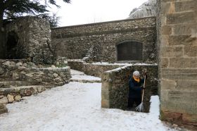 Roger déneige l’escalier de la cave…