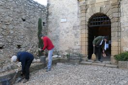 Roger, Eric et Patrick balaient la chapelle puis la calade attenante