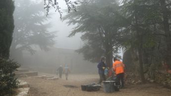  Patrice et Joël alimentent la bétonnière