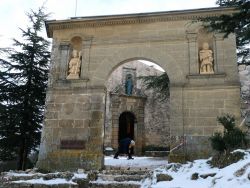 Et pour finir, la calade entre le porche et la chapelle