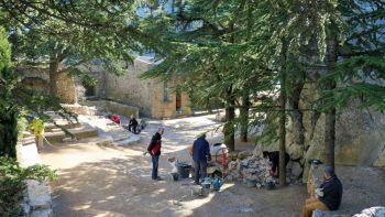 Marc et Sauveur gèrent la bétonnière