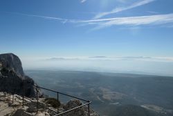 La vue est belle depuis le pied de la Croix