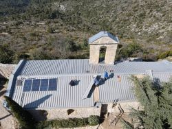 22 avril, des bacs aciers ont été retirés sur le toit de la chapelle