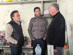 Dans le refuge, Philippe Charrin et son fils Arnaud avec Marc D.