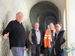 Vue sur le groupe s'arrêtant dans la partie du cloître anciennement restaurée