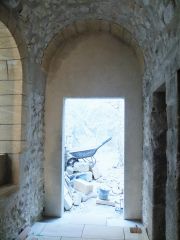 Au fond du cloître, le dallage s'arrête presque au ras de la future remise 