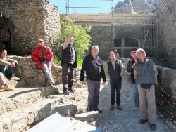 Camille, Paul, Alain G., Marc D., Philippe Charrin, Régis et Sauveur regardent la falaise ouest bordant l'esplanade.