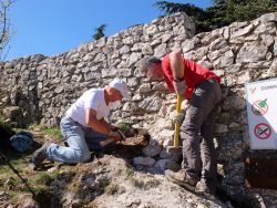 Roland et Philippe se relaient ensuite au marteau, burin et à la masse.