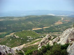 Vue sur la butte arrondie de l'oppidum