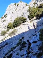 Vue arrière sur les gabions qu'il faut longer pour rejoindre des dalles creusées