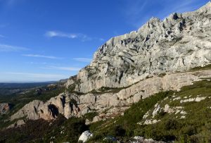 Vers le nord-ouest, le Baou Cézanne, la Brèche des moines, le Garagaï