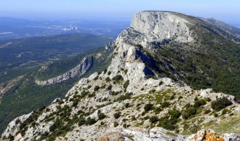 vue arrière sur le Baou des Vespres au fond et la virgule de la Torque en contrebas