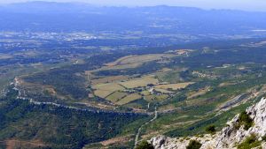 En contrebas sud, l'arrondi du plateau du Cengle, au fond, la chaîne de l'Etoile