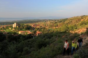 Le sentier grimpe doucement et la vue est grandiose