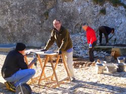 Décembre 2015, aidé de Laurent Fuxet, Daniel Arthaud fixe les panneaux sur les cadres en aluminium 