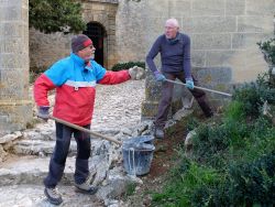 Octobre 2015, aidé d'Alain Thomazeau, Alain Hubert nettoie rocher