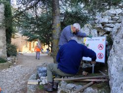 Jean-Paul Michel et Marc Leineikugel installent un panneau à l'entrée Ouest du Prieuré 