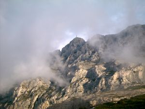 Une autre fois, la brume se déchire plus violemment pour faire apparaître la rudesse de ses falaises.