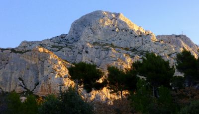 A d'autres moments, le Baou Cézanne flamboie sous le soleil levant.