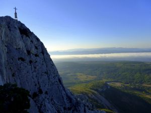 la croix apparaît en contrejour dans le ciel pur,