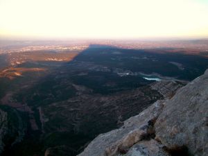 De l'autre côté, l'ombre de la montagne s'étale jusqu'à Aix-en-Provence, à 12 kilomètres de distance ... avec les Costes Chaudes et le lac de Bimont au premier plan.