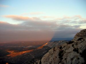 Parfois, quand la brume est là, l'ombre remonte sur les nuages épais au dessus d'Aix !