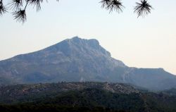 D'où la ligne de crête entre la croix et le Signal devient visible, faisant apparaître ce dôme arrondi qui semble s'éloigner de la Croix