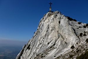 La Croix de Provence surplombant les falaises