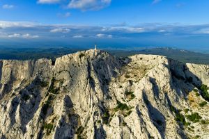 La paroi verticale sous la Croix et la brèche des Moines, derrière laquelle se situe le Prieuré, photo Georges Flayols