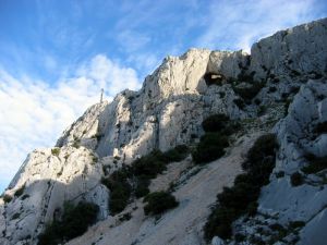 A l'est de la croix, on aperçoit la grotte aux Hirondelles traversant la falaise