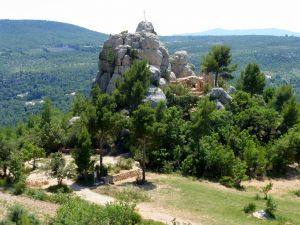 Le refuge Cézanne et la chapelle du Trou