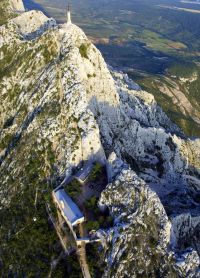 Le Prieuré de Sainte-Victoire blotti dans son aven, photo G.Flayols