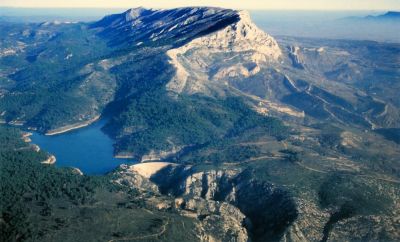 La retenue d'eau du barrage de Bimont et la face nord de Sainte-Victoire, en pente douce...