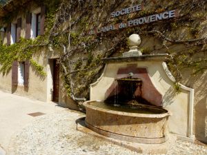 Fontaine devant le Chateau du Tholonet