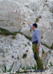 Un des 2 panonceaux fixé sur la falaise