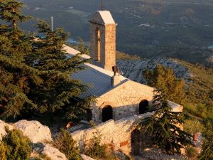 Le Logis au lever du jour, prolongé par la chapelle.