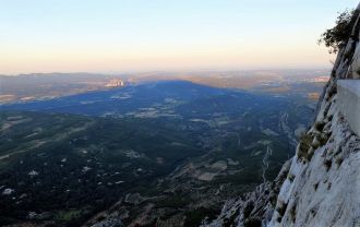 A l'aube, vous verrez l'ombre de Sainte-Victoire dépasser Gardannes !