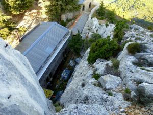 Le cloître est adossé à une haute falaise.